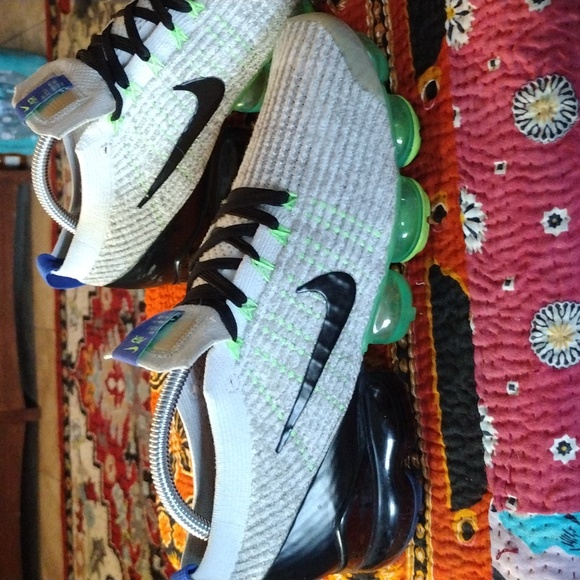 EUC Nike Vapormax size 9 - Picture 2 of 5
